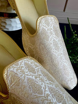 Off White handmade men's jutti / mojari wedding shoes in brocade with traditional brocade weaving — Kaash Collection