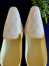 Off White handmade men's jutti / mojari wedding shoes in brocade with traditional brocade weaving — Kaash Collection