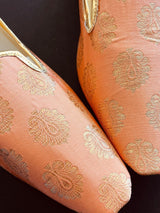 Peach Pink handmade men's jutti / mojari wedding shoes in brocade with traditional brocade weaving — Kaash Collection
