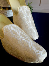 Off White handmade men's jutti / mojari wedding shoes in brocade with traditional brocade weaving — Kaash Collection