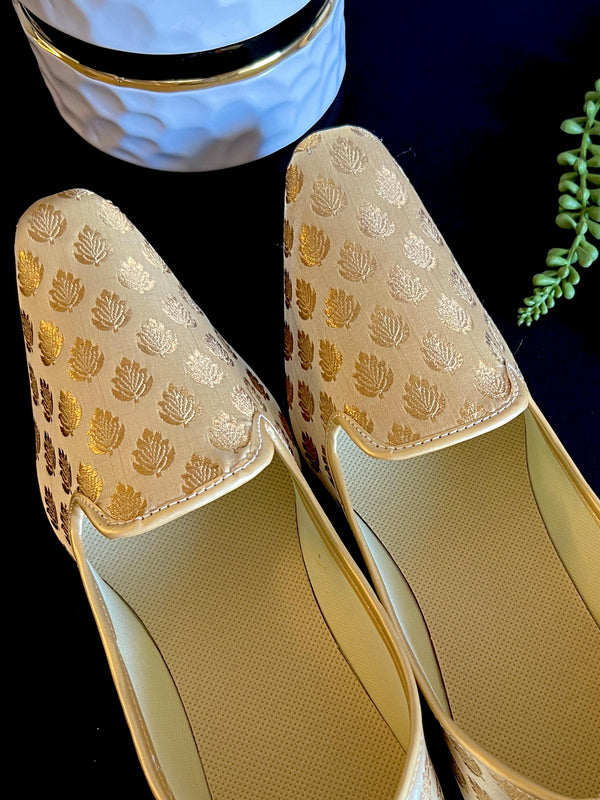 Handmade Mens Wedding Shoes in Gold Color | Mens Shoes for Kurtas | Traditional Mojari Shoes | Indian Ethnic Wedding Footwear for Men - Kaash