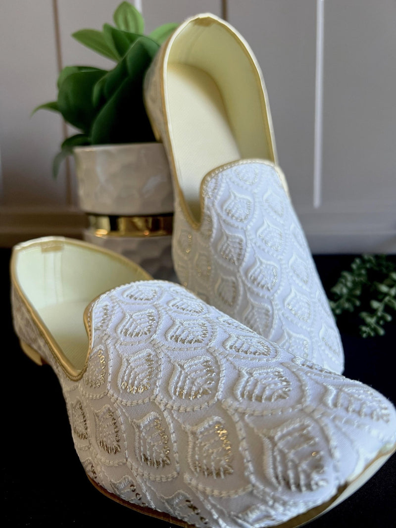 White handmade men's jutti / mojari wedding shoes in cotton silk with embroidery with tiny gold sequins — Kaash Collection