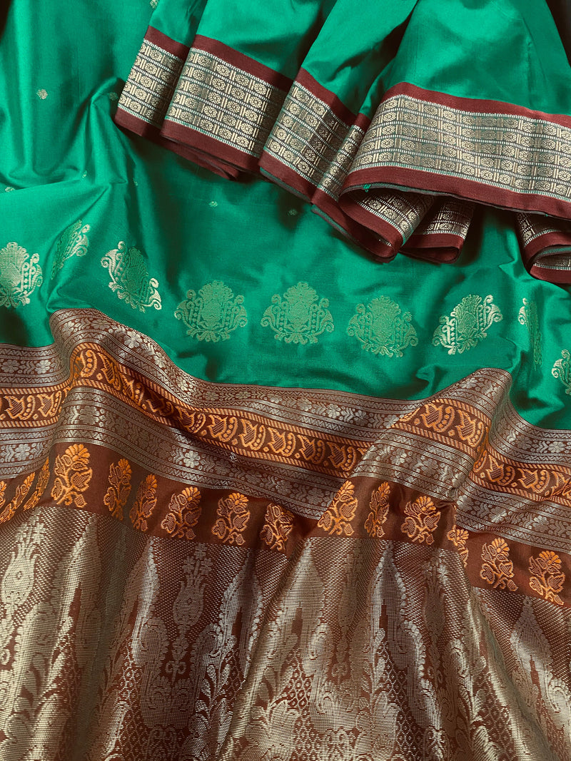Green Gadwal Soft Silk Saree | Traditional Pallu and Borders Zari Weave | Soft Silk Sarees