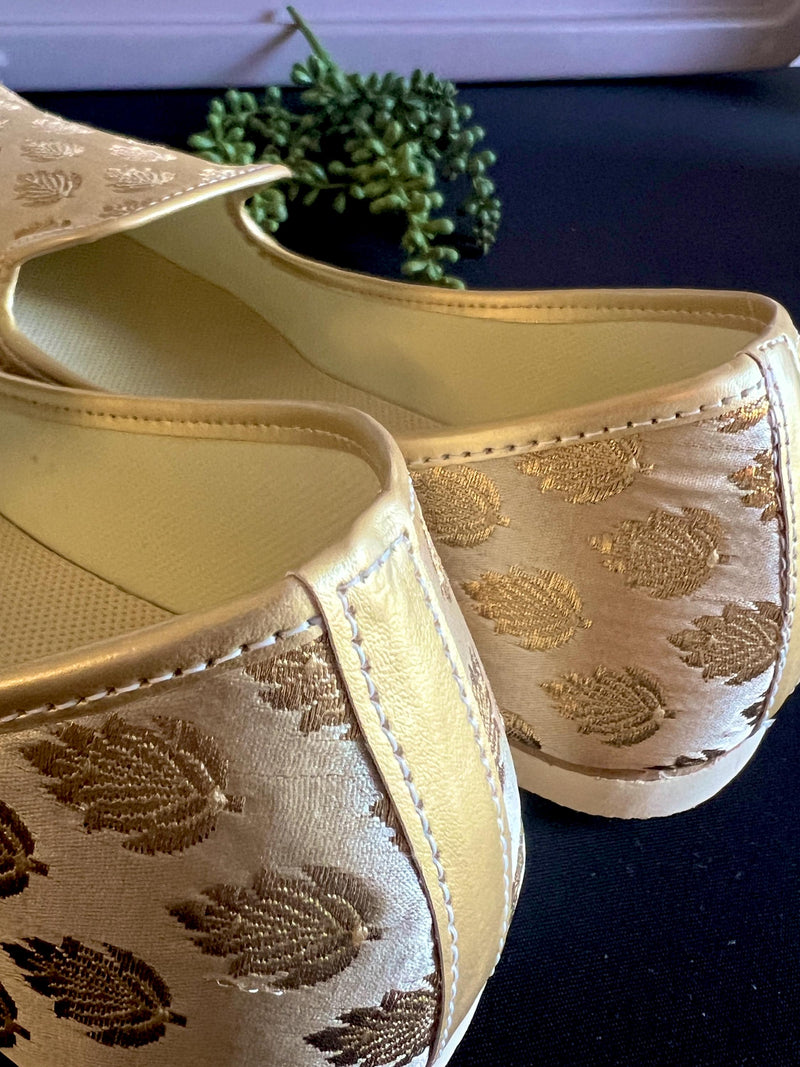 Handmade Mens Wedding Shoes in Gold Color | Mens Shoes for Kurtas | Traditional Mojari Shoes | Indian Ethnic Wedding Footwear for Men