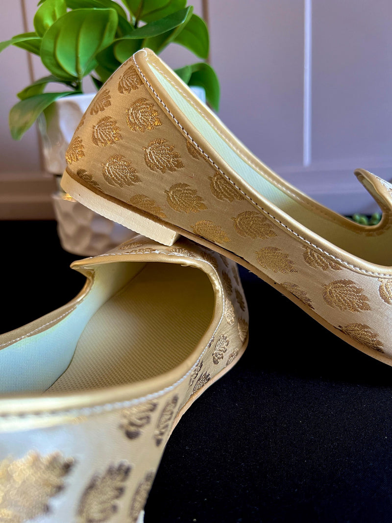 Handmade Mens Wedding Shoes in Gold Color | Mens Shoes for Kurtas | Traditional Mojari Shoes | Indian Ethnic Wedding Footwear for Men