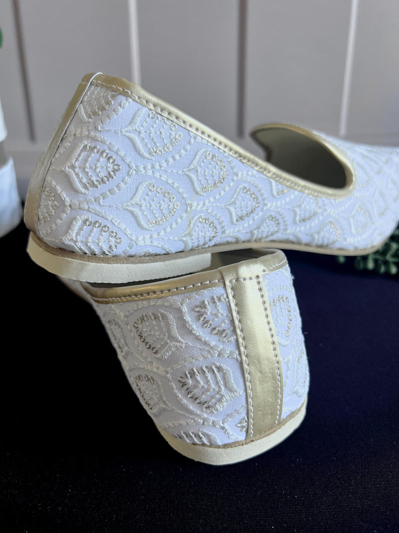 Handmade Mens Wedding Shoes in White | Mens Shoes for Kurtas | Traditional Mojari Shoes | Indian Ethnic Wedding Footwear for Men