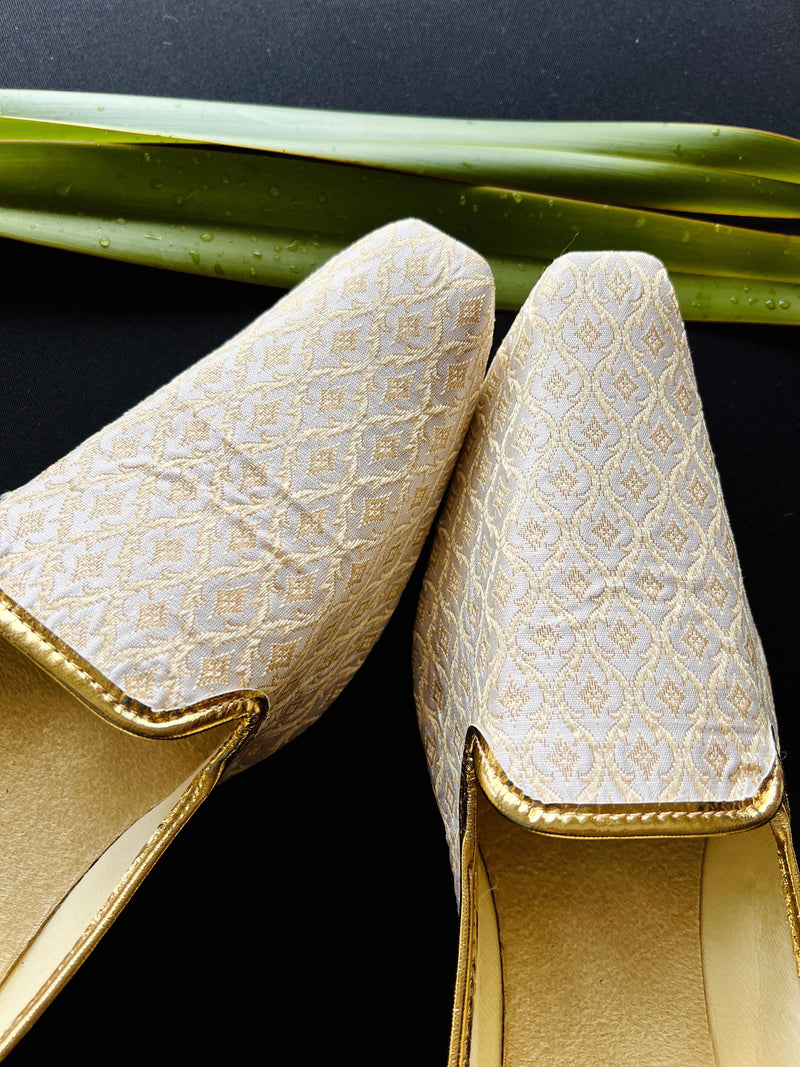 Handmade Mens Wedding Shoes in Off White | Mens Shoes for Kurtas | Traditional Mojari Shoes | Indian Ethnic Wedding Footwear for Men - Kaash Collection