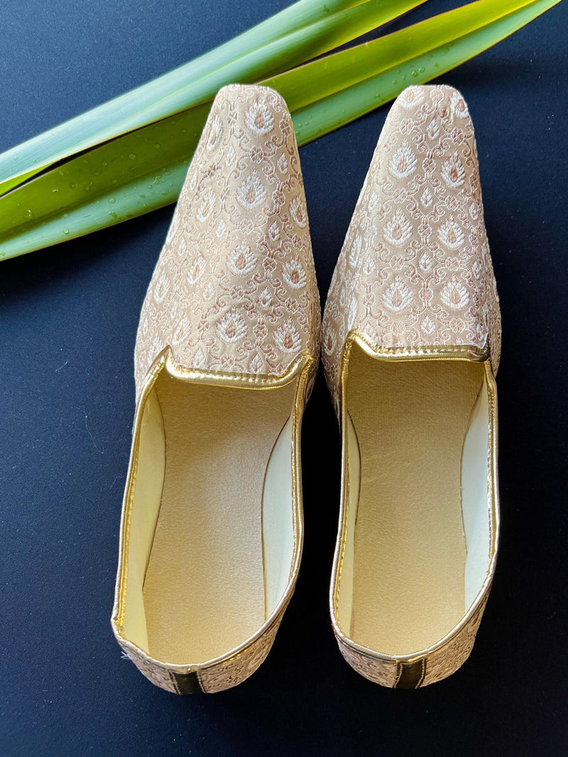 Gold handmade men's jutti / mojari wedding shoes in brocade with traditional brocade weaving — Kaash Collection
