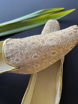 Gold handmade men's jutti / mojari wedding shoes in brocade with traditional brocade weaving — Kaash Collection