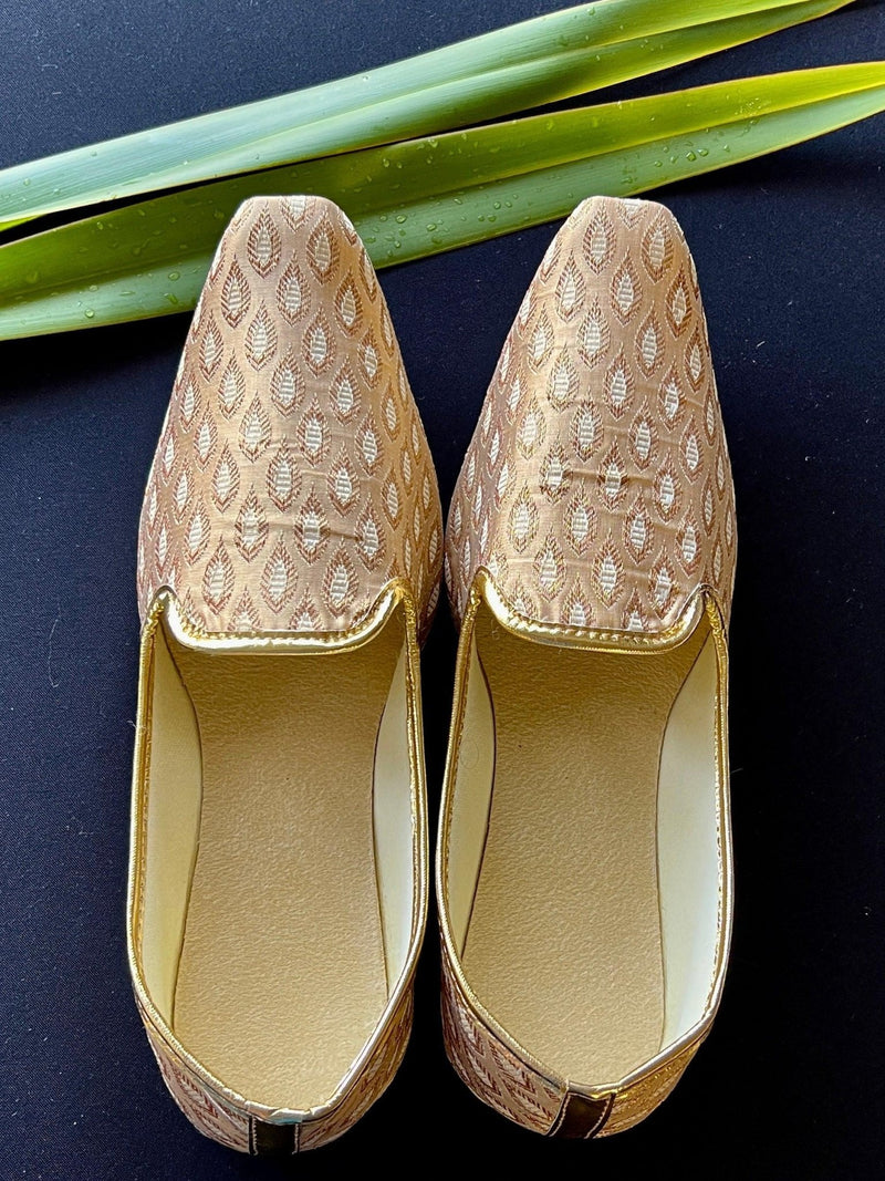 Gold handmade men's jutti / mojari wedding shoes in brocade with traditional brocade weaving — Kaash Collection