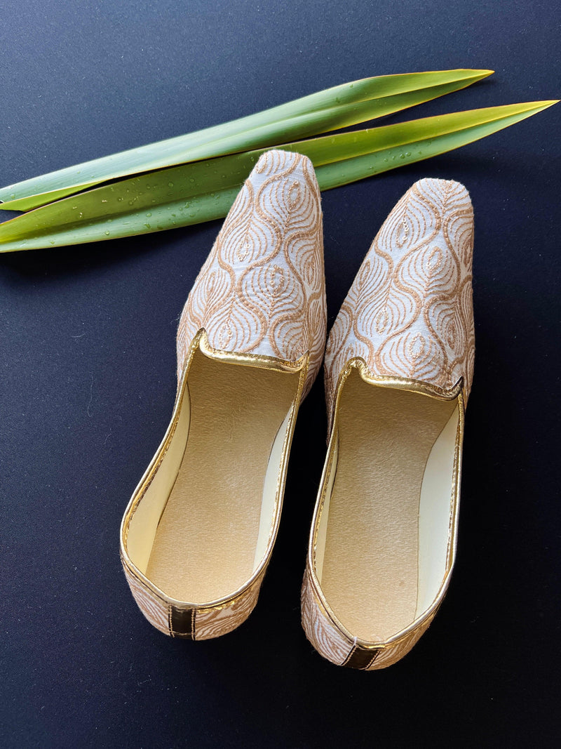 Handmade Mens Wedding Shoes in Off-White | Jutti for Men | Traditional Handmade Mojari | Indian Ethnic Wedding Footwear for Men - Kaash