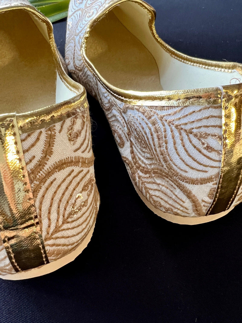Handmade Mens Wedding Shoes in Off-White | Jutti for Men | Traditional Handmade Mojari | Indian Ethnic Wedding Footwear for Men - Kaash