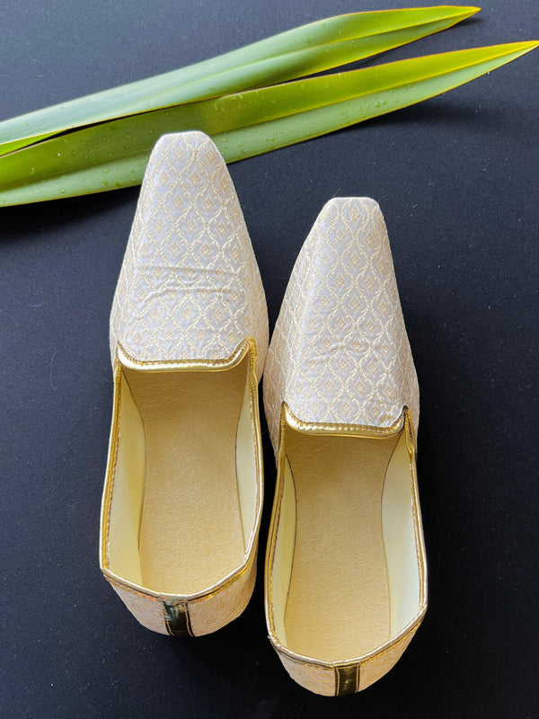Handmade Mens Wedding Shoes in Off White | Mens Shoes for Kurtas | Traditional Mojari Shoes | Indian Ethnic Wedding Footwear for Men - Kaash
