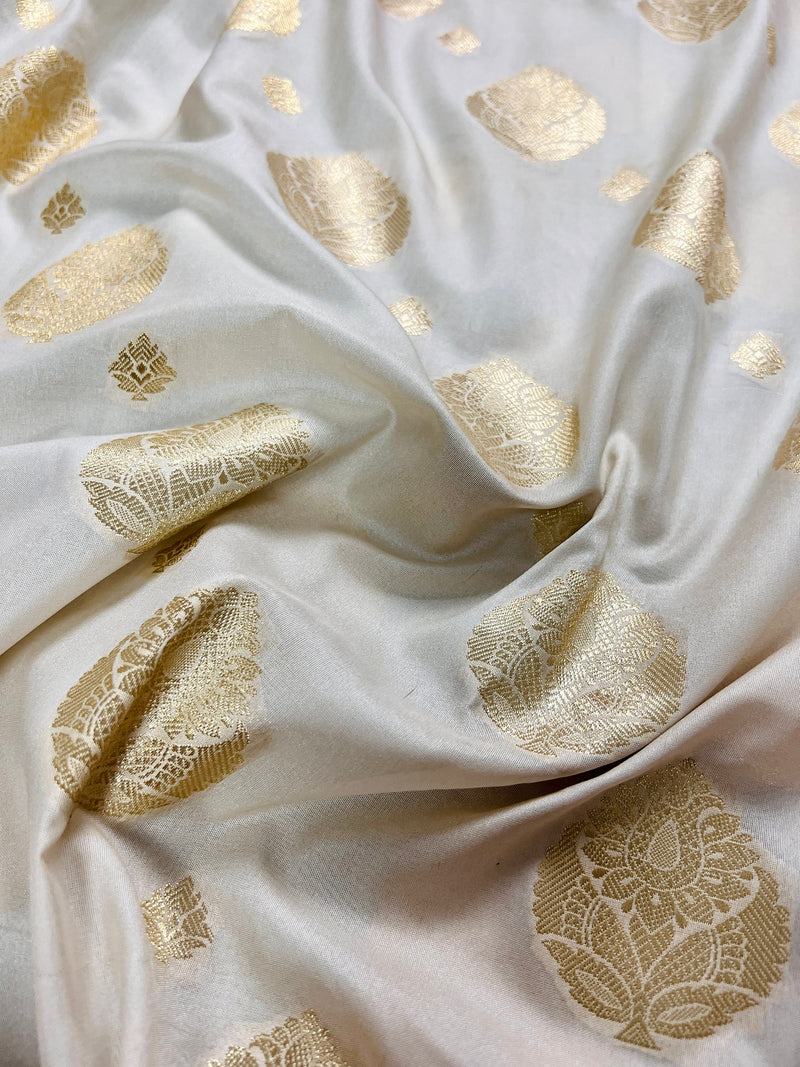 Off White with Mauve Color Borders and Red Pallu Traditional Banarasi Silk Handloom Saree with Wide Border | Floral Design with Wide Borders