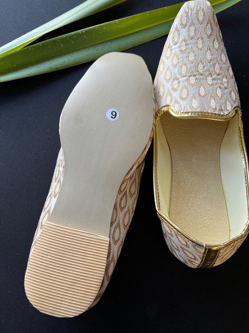 Traditional Cream Gold Brocade Mojari Jutti‎ Indian Ethnic Amazon.com | Women main image 2