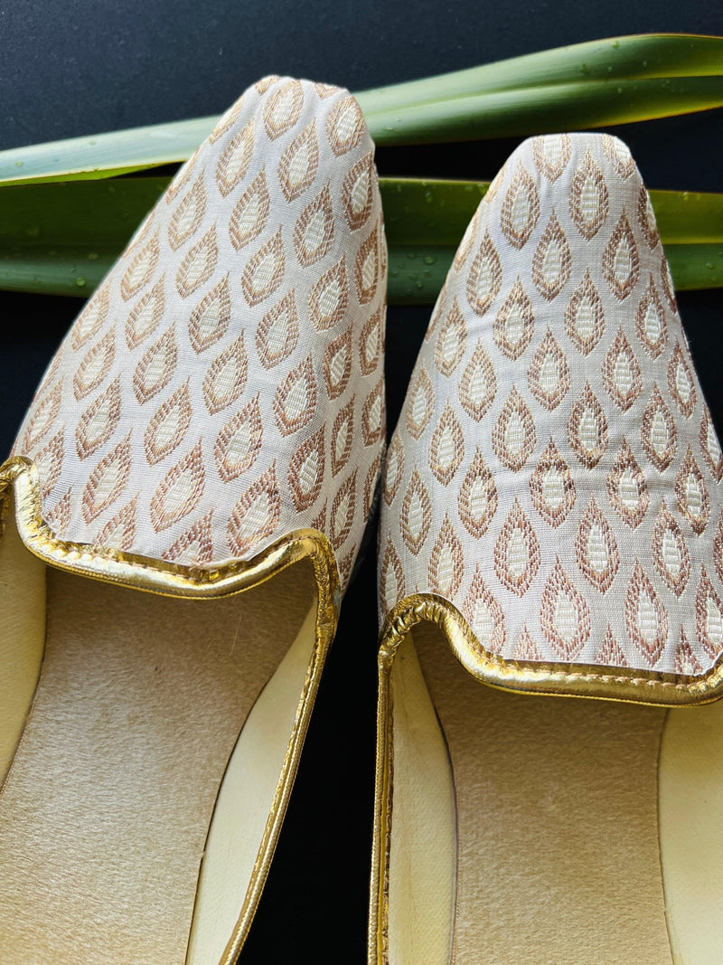 Traditional Cream Gold Brocade Mojari Jutti‎ Indian Ethnic Amazon.com | Women main image 3